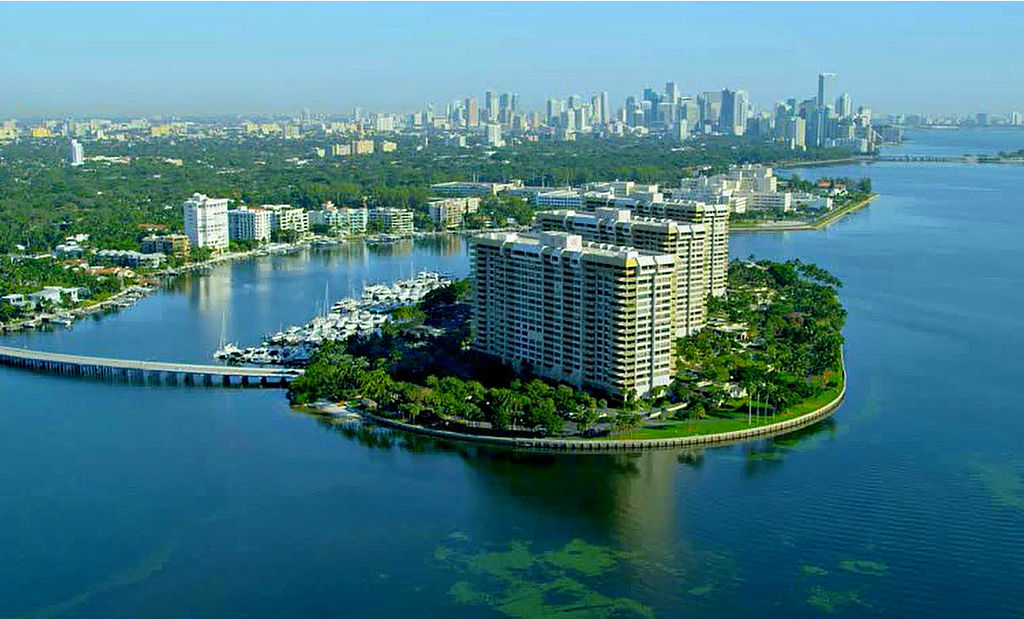 Marina lifestyle in Miami: Communities with private yacht clubs and dock access 